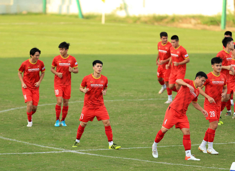 Đình Trọng trở lại tập luyện cùng đội tuyển. (Ảnh: VFF)