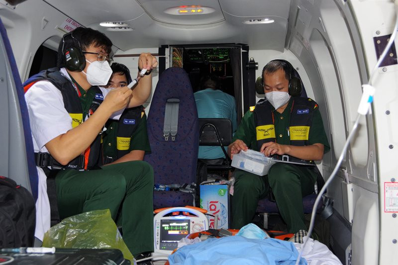 Bệnh nhận được cấp cứu đường không đưa vào đất liền. (Ảnh Bệnh viện cung cấp)