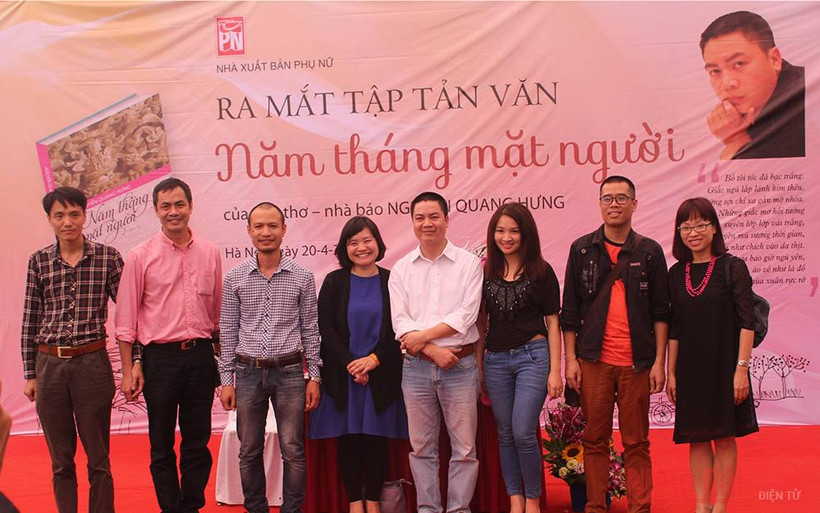 Nhà thơ Hữu Việt (thứ hai từ trái sang) và nhà thơ Quang Hưng (thứ tư từ phải sang) trong một buổi ra mắt sách của nhà thơ Quang Hưng.