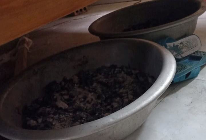 Nhiều than sưởi ấm được phát hiện dưới gầm giường. Ảnh: Báo Quảng Bình.