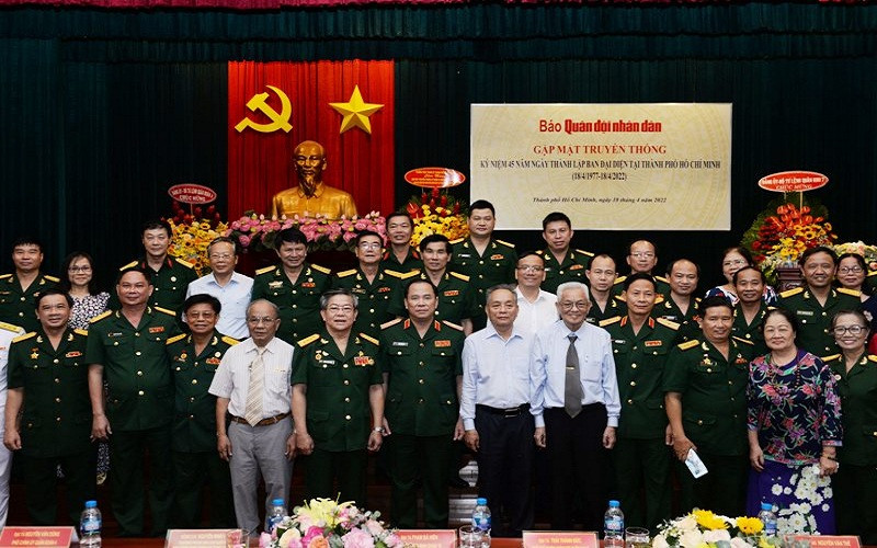 Các thế hệ lãnh đạo, cán bộ, phóng viên Ban Đại diện phía nam báo Quân đội nhân dân chụp hình lưu niệm tại buổi gặp mặt.
