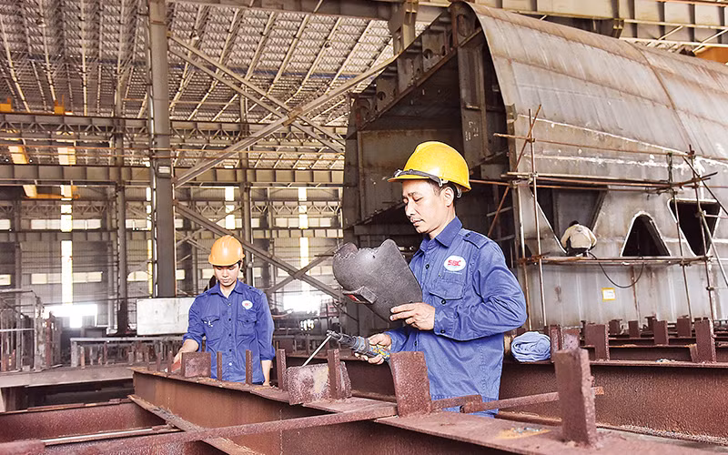 Công nhân công ty TNHH MTV Đóng tàu Thịnh Long (Hải Hậu, Nam Định) trong ca sản xuất. Ảnh : Trần Thanh