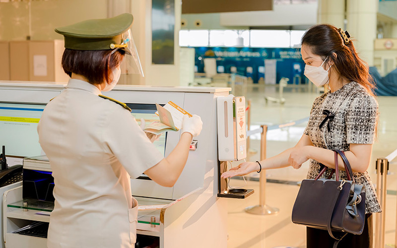 Hành khách thực hiện 5K tại sân bay Nội Bài (Hà Nội). 