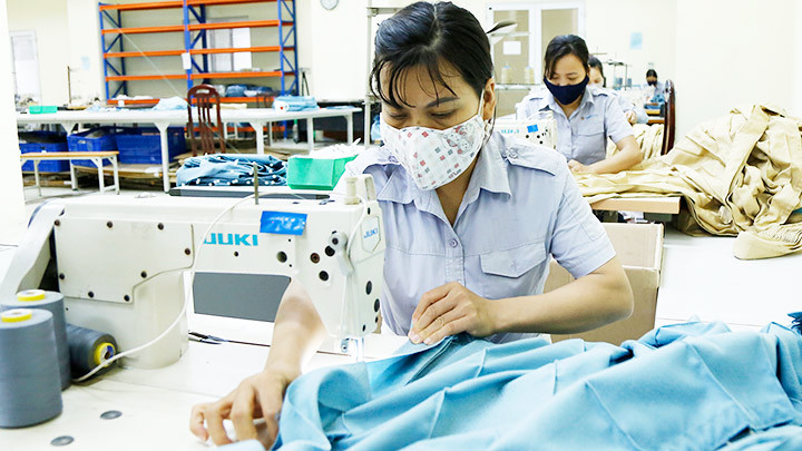 Cần tìm hiểu nguyện vọng của người lao động để họ gắn bó với doanh nghiệp. Ảnh: LÊ MINH