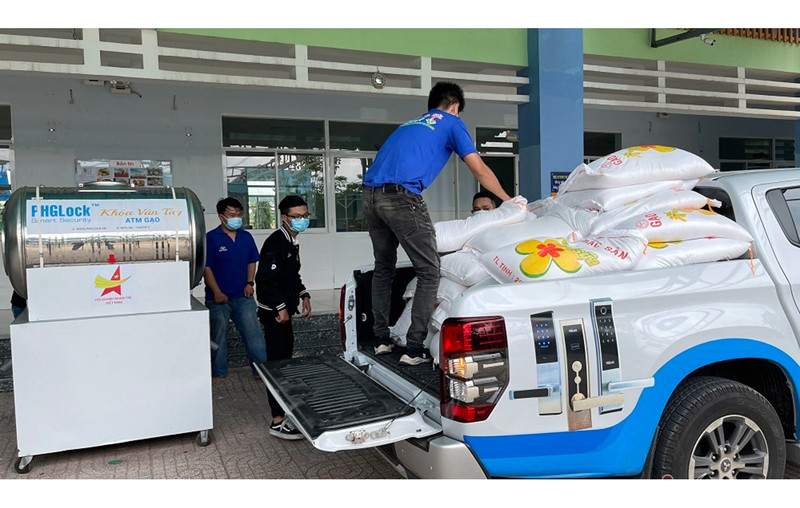 Vận chuyển gạo hỗ trợ người dân quận 12 (TP Hồ Chí Minh) vượt qua khó khăn. Ảnh: TUẤN KIỆT