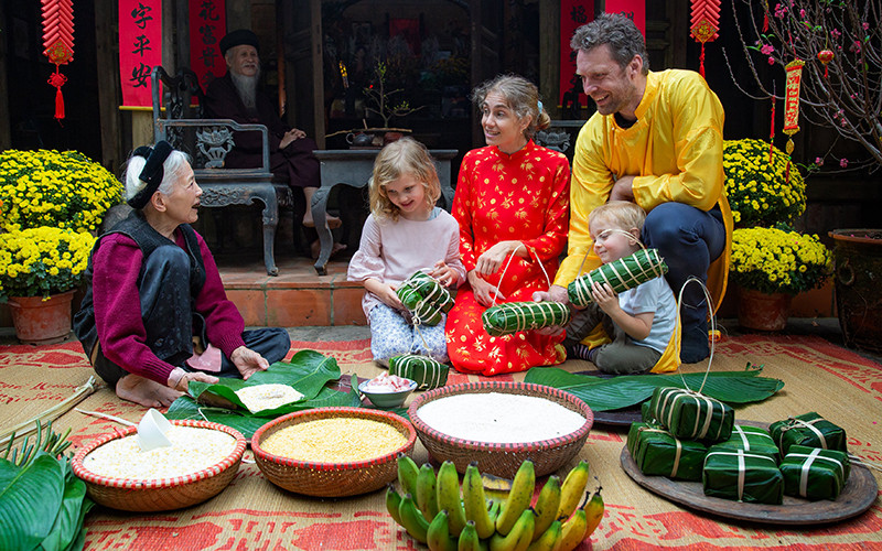 Đại diện ngoại giao, các tổ chức quốc tế tham dự và trải nghiệm không gian văn hóa Tết tại sự kiện Happy Tết do HPA tổ chức vào cuối tháng 1. (Ảnh: HPA)