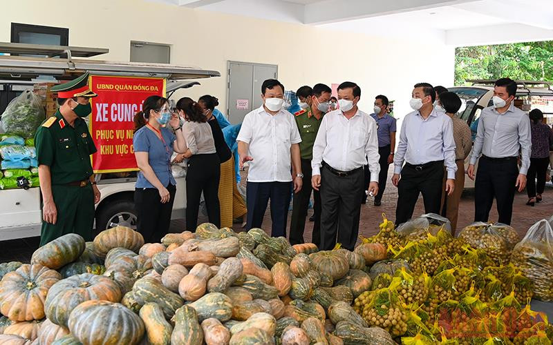 Bí thư Thành ủy Đinh Tiến Dũng kiểm tra tại điểm cung ứng hàng hoá cho khu vực phong tỏa phường Văn Miếu (Ảnh: DUY LINH).