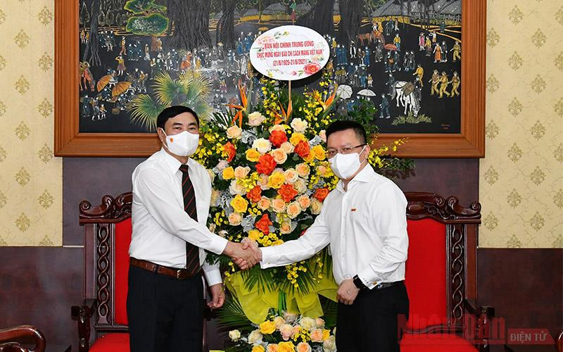 Đồng chí Trần Quốc Cường, Phó Trưởng Ban Nội chính Trung ương và đồng chí Lê Quốc Minh, Tổng Biên tập Báo Nhân Dân. (Ảnh: THỦY NGUYÊN)