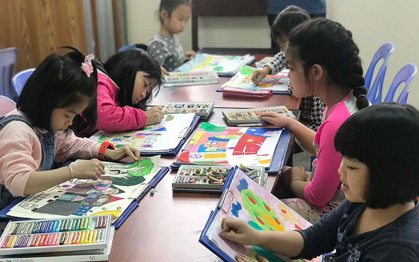 Các em thiếu nhi tham gia vẽ tranh với chủ đề “Chúng em bảo vệ môi trường” tại ngày hội.