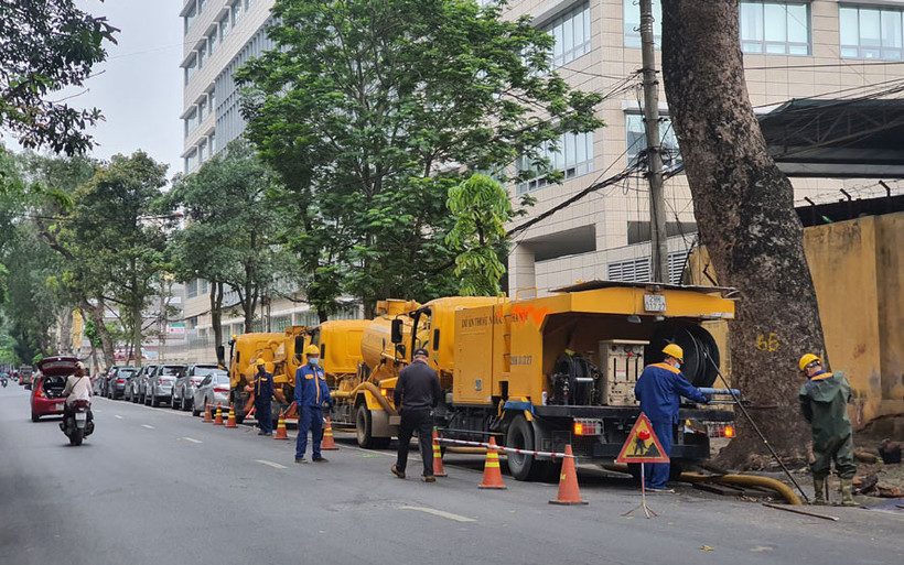 Công nhân Công ty TNHH một thành viên Thoát nước Hà Nội duy trì hệ thống thoát nước.
