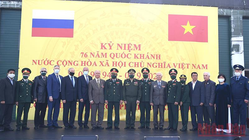 Trung tướng Phùng Sĩ Tấn cùng các đại biểu chụp ảnh lưu niệm tại sự kiện kỷ niệm 76 năm Quốc khánh 2/9 tại thao trường Alabino, Liên bang Nga. Ảnh: TRỊNH DŨNG