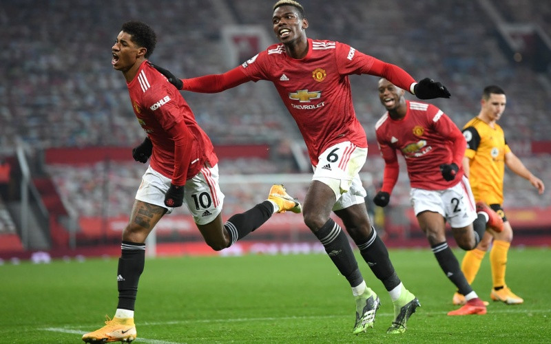 M. Rashford (trái) ghi bàn thắng quý như vàng cho Man United phút bù giờ.