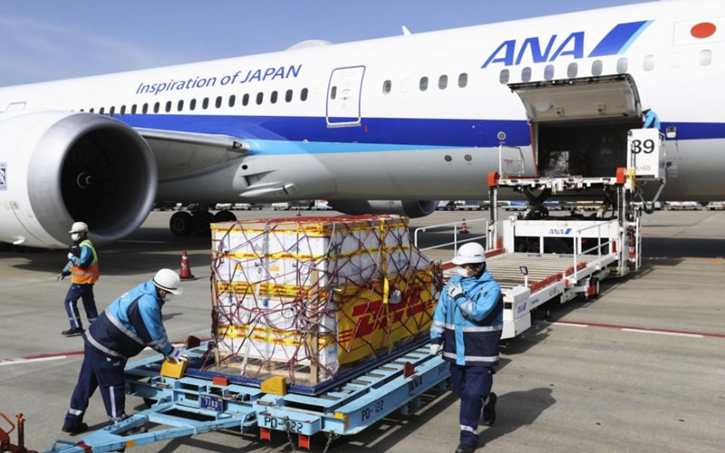 Lô vaccine thứ ba của Pfizer - BioNTech tới sân bay Narita, ngày 1-3. (Ảnh: Kyodo News)