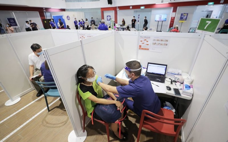 Tại Singapore, hơn 250 nghìn người đã tiêm mũi vaccine ngừa Covid-19 đầu tiên (Ảnh: Straitstimes)