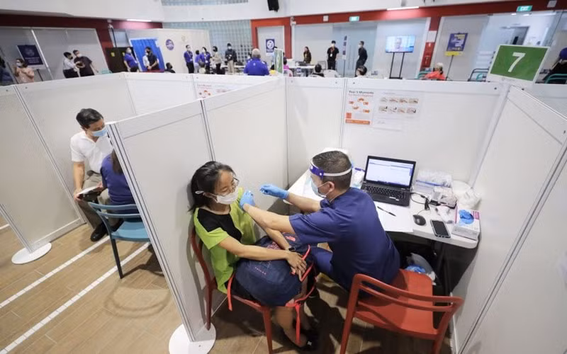 Tại Singapore, hơn 250 nghìn người đã tiêm mũi vaccine ngừa Covid-19 đầu tiên (Ảnh: Straitstimes)