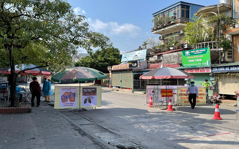 Chốt kiểm soát y tế trên đường từ huyện Kim Thành về xã Kim Đính.