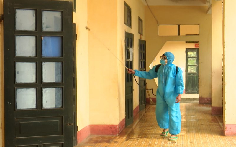 Khử khuẩn trong khu cách ly Đông Khê.