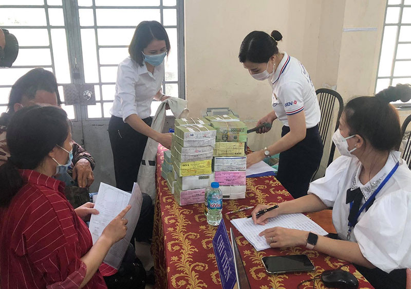 Người dân đến nhận tiền đền bù vào sáng 8-9.