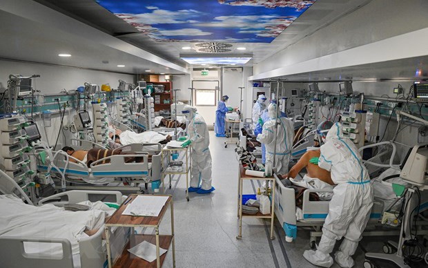 Điều trị cho bệnh nhân nhiễm Covid-19 tại bệnh viện ở Bucharest, Romania. (Ảnh: AFP/TTXVN)