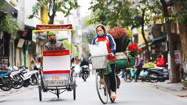 Lao động tự do có nguy cơ lọt lưới an sinh. Ảnh: KHIẾU MINH