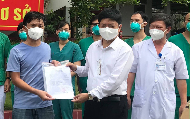 Ông Nguyễn Trọng Khoa, Cục trưởng Cục Quản lý Khám, chữa bệnh chúc mừng bệnh nhân ra viện.