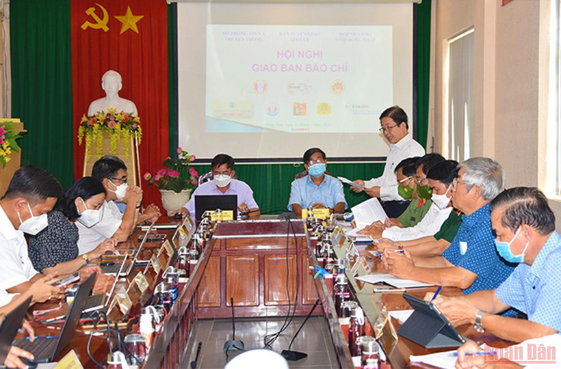 Chánh Văn phòng UBND tỉnh Đồng Tháp Nguyễn Văn Phú thông tin việc mua sắm trang thiết bị, vật tư y tế, kit xét nghiệm tại Đồng Tháp.