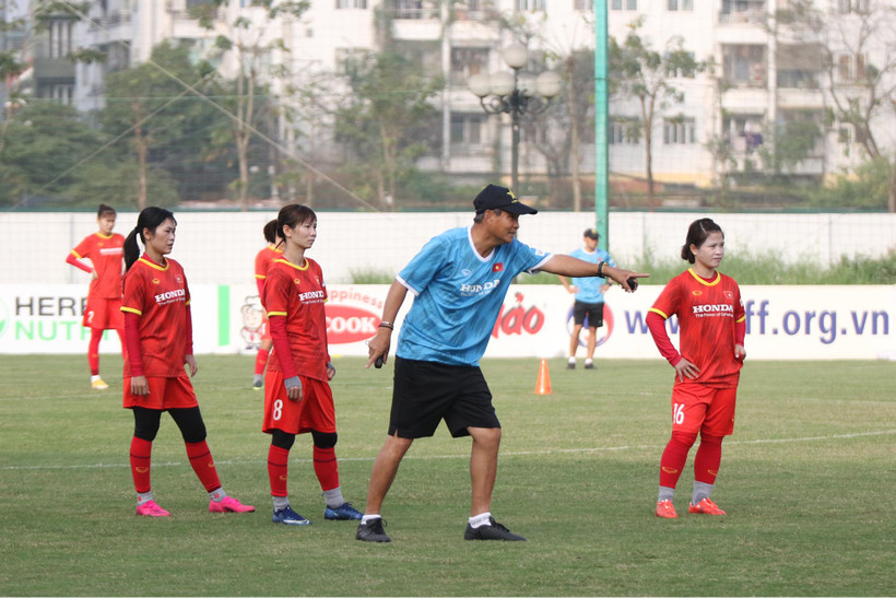 Huấn luyện viên Mai Đức Chung hướng dẫn các học trò trong buổi tập sáng 6/4. (Ảnh: VFF)