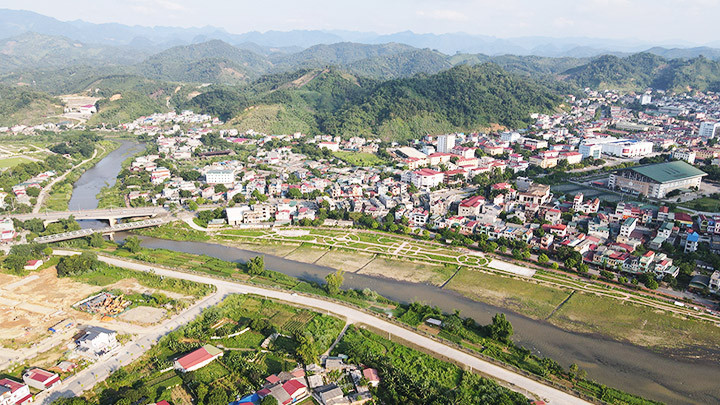 Sông Cầu đoạn chảy qua thành phố Bắc Kạn. 