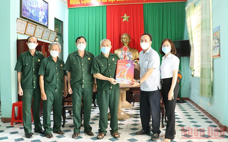 Đại diện Cơ quan Thường trú Báo Nhân Dân trao tặng Báo Xuân Nhân Dân cho Hội Cựu chiến binh tỉnh Đồng Nai.