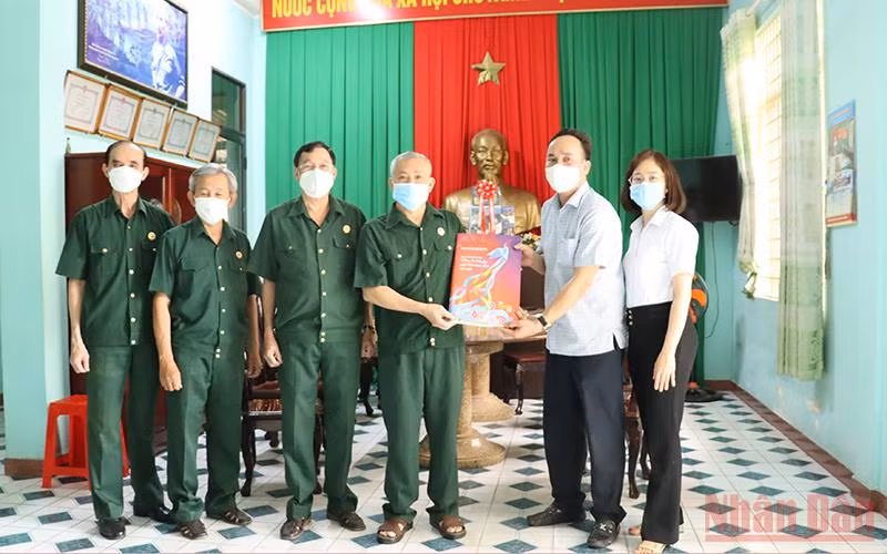 Đại diện Cơ quan Thường trú Báo Nhân Dân trao tặng Báo Xuân Nhân Dân cho Hội Cựu chiến binh tỉnh Đồng Nai.