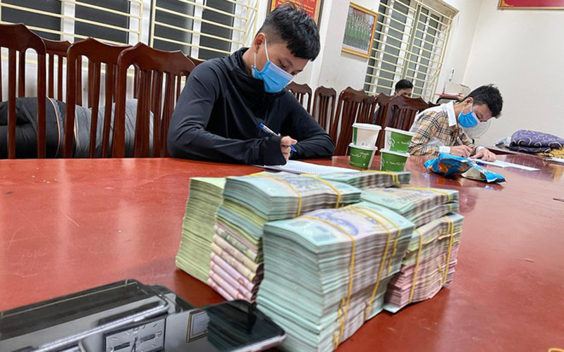 Đối tượng Thành và Trọng bị phát hiện khi đang rút tiền thu được liên quan đến đường dây đánh bạc.