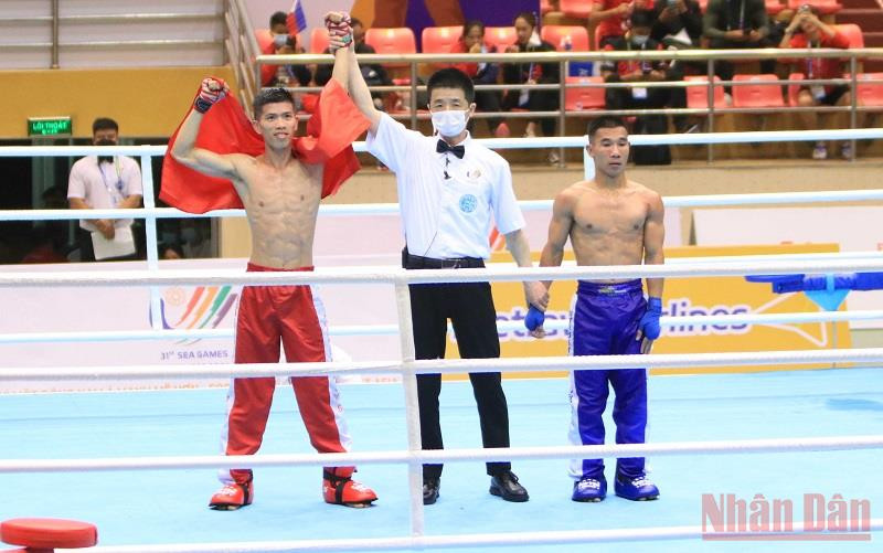 Huỳnh Văn Tuấn của đội Kickboxing Việt Nam (bên trái) giành chiến thắng trước đối thủ Lào.