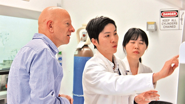 TS Nguyễn Duy Tâm (giữa) báo cáo kết quả nghiên cứu trước Hội đồng khoa học Quỹ nghiên cứu Quốc gia Singapore. Ảnh: NVCC