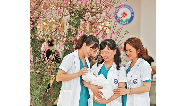 Bác sĩ Nguyễn Thị Nhã (giữa) cùng các đồng nghiệp đón em bé chào đời nhờ kỹ thuật IVF.