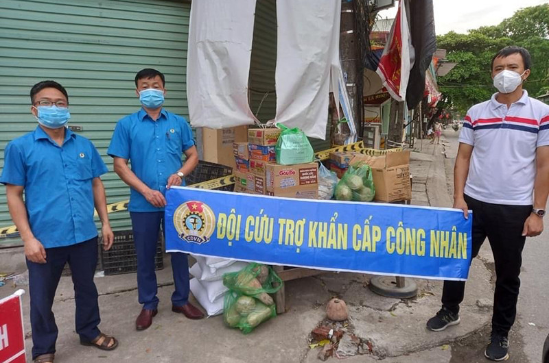 Anh Bùi Văn Trường (áo trắng) nhận hỗ trợ từ Đội cứu trợ khẩn cấp công nhân.