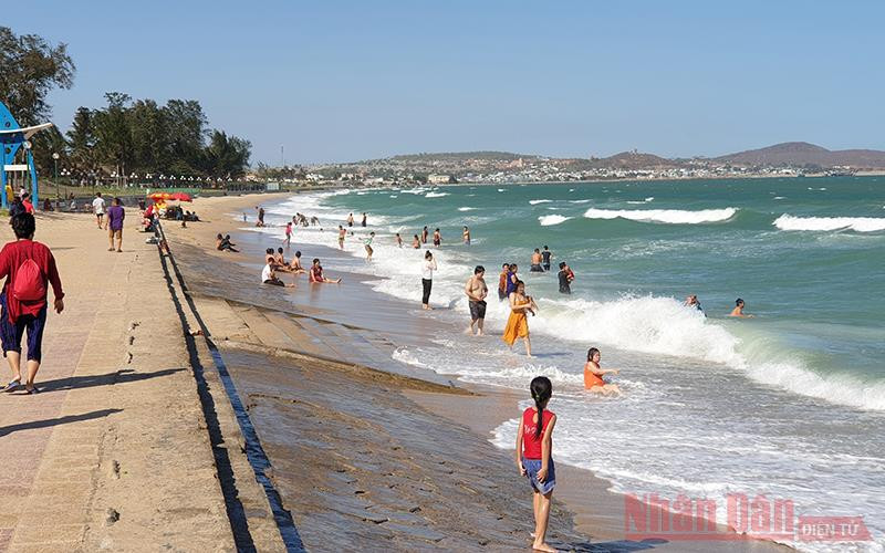 Bãi tắm biển Đồi Dương, TP Phan Thiết (Bình Thuận) - Ảnh: ĐÌNH CHÂU 