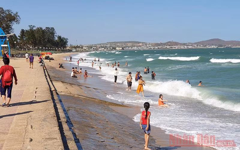 Bãi tắm biển Đồi Dương, TP Phan Thiết (Bình Thuận) - Ảnh: ĐÌNH CHÂU 