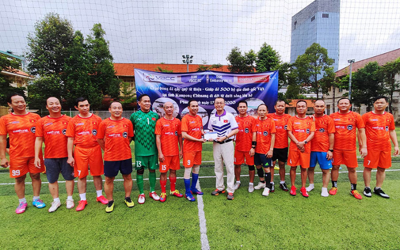 Đại diện doanh nghiệp trao tiền ủng hộ bà con