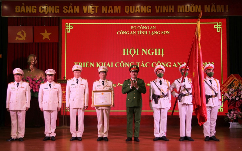 Thiếu tướng Lê Quốc Hùng, Ủy viên Trung ương Đảng, Thứ trưởng Công an trao tặng Huân chương Chiến công hạng Nhì cho tập thể Phòng Cảnh sát giao thông.