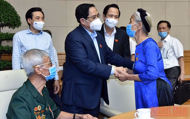 Thủ tướng Chính phủ Phạm Minh Chính gặp gỡ các đại diện tiêu biểu người có công với cách mạng, thân nhân liệt sĩ nhân kỷ niệm 74 năm Ngày Thương binh - Liệt sĩ vào ngày 24/7/2021. (Ảnh: Trần Hải).