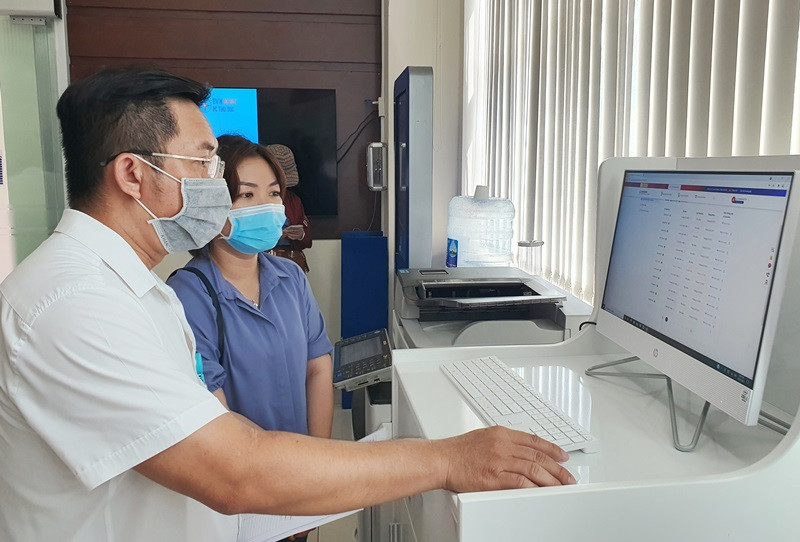 Cán bộ Công ty Điện lực Thủ Đức hướng dẫn khách hàng thực hiện các giao dịch trực tuyến.