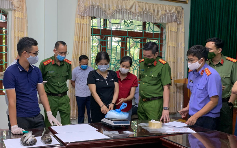 Cơ quan điều tra kiểm tra tang vật của vụ án.