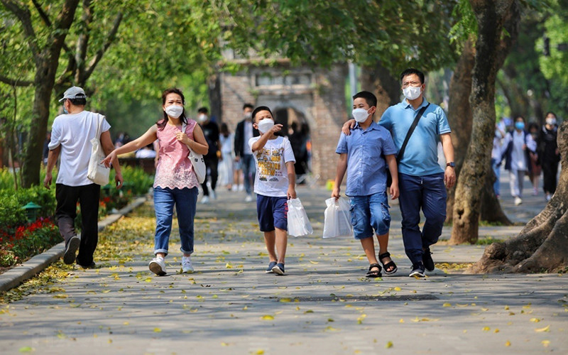 Người dân tại phố đi bộ hồ Hoàn Kiếm. (Ảnh: Tuấn Đức/TTXVN)