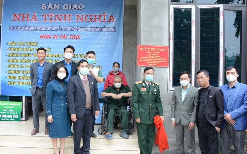Lãnh đạo thành phố Yên Bái và các nhà tài trợ tại buổi trao nhà tình nghĩa cho anh Lê Hồng Cương.