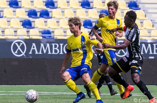 Tiền đạo Công Phượng trong một lần hiếm hoi được ra sân thi đấu khi khoác áo đội Sint-Truiden của Bỉ. 