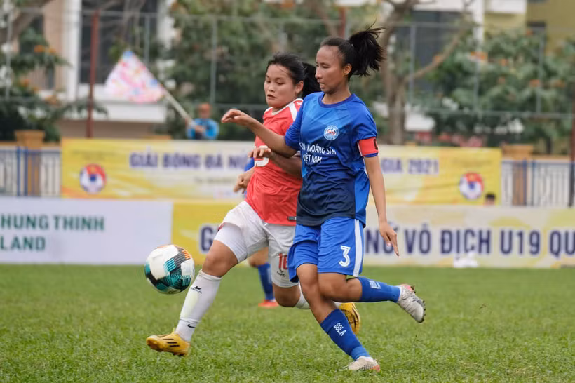 TKS Việt Nam (áo xanh) được đánh giá thực lực mạnh hơn Sơn La. (Ảnh: MINH HOÀNG) 