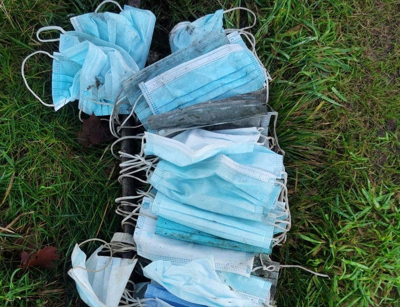 Khẩu trang bị vứt bỏ được thu gom ở thành phố Odense, Đan Mạch. Ảnh: Tiến sĩ Elvis Genbo Xu.