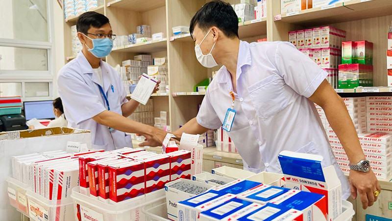 Do thiếu hụt nguồn cung, danh mục thuốc lĩnh bảo hiểm y tế bị rút gọn làm ảnh hưởng đến quyền lợi của người bệnh. Ảnh: DT