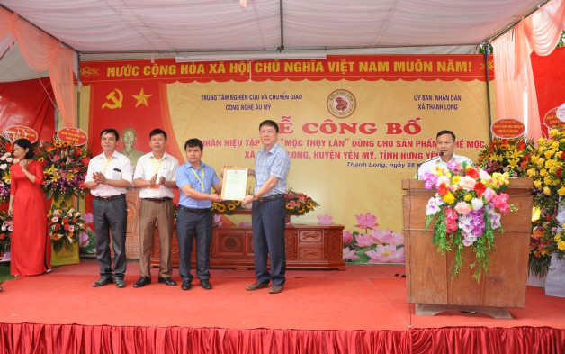 Lãnh đạo Sở Khoa học và Công nghệ tỉnh Hưng Yên trao giấy chứng nhận nhãn hiệu tập thể “Mộc Thụy Lân” cho đại diện chủ sở hữu nhãn hiệu Hội Nông dân xã Thanh Long.
