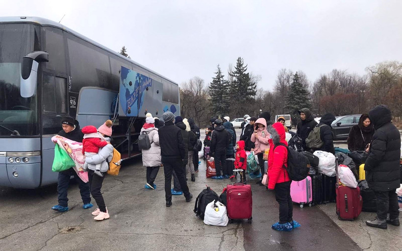 Đón công dân Việt Nam từ Ukraine sơ tán sang Romania. (Ảnh: TTXVN)